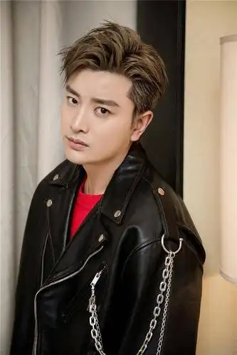 贾乃亮最新路透流出拍戏现场面无表情独自站在人群中显孤独