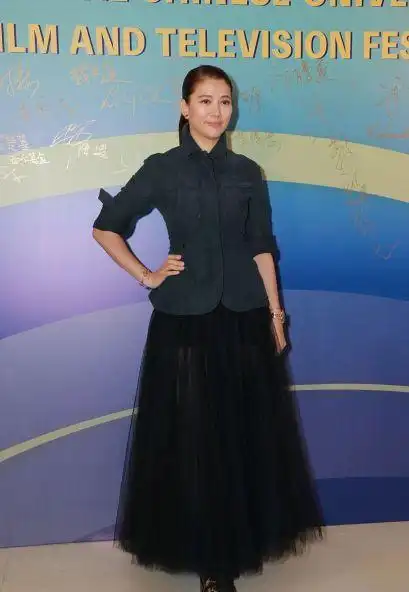 别看袁咏仪是71年的但身材不输小姑娘气韵让人不容忽视