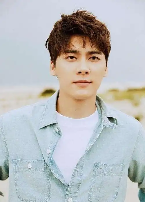 李易峰真是行走的荷尔蒙啊牛仔衣搭白t看着像个二十出头小伙