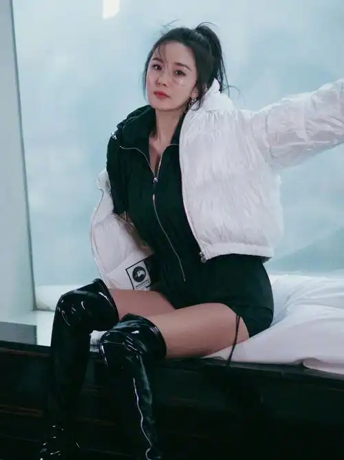 杨幂太会穿连体裤搭配过膝靴藏不住的大长腿