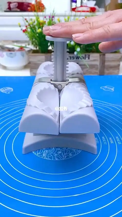 家居用品分享   新款包饺子神器家用一体仿手工压饺子皮模具包饺子用