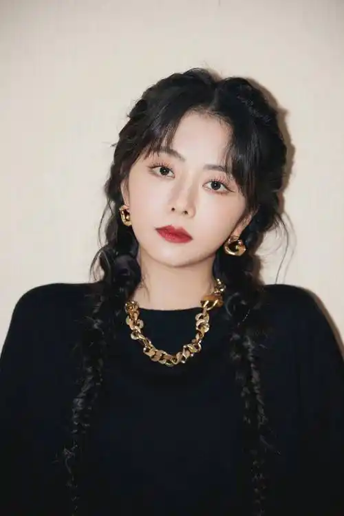 谭松韵可盐可甜,陆柯燃时而魅惑时而英气,易烊千玺染金发_活动_长发