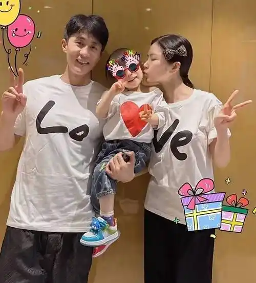 原创杜淳夫妇晒全家福为女儿庆生3岁小蛋饺像爸又像妈颜值超高