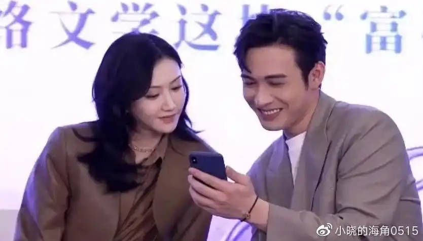 景甜张彬彬恋爱实锤两人穿情侣服上直播眼神真的骗不了人