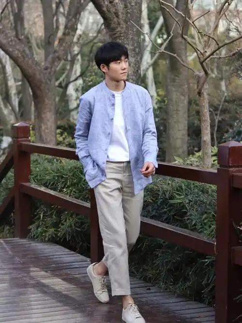 精致有型的立领衬衫78选用100%亚麻平纹面料95下身搭配翻边萝卜裤