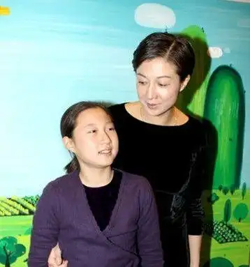 见拍照害羞不已上一张 下一张 简介 成龙私生女卓林与母亮相 见拍照