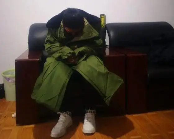 万象宁夏一13岁男孩赌气赤脚赤身离家出走民警冒雪寻找4个小时