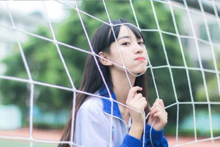 15岁高中女生晒校服照 引网友纷纷回忆青春