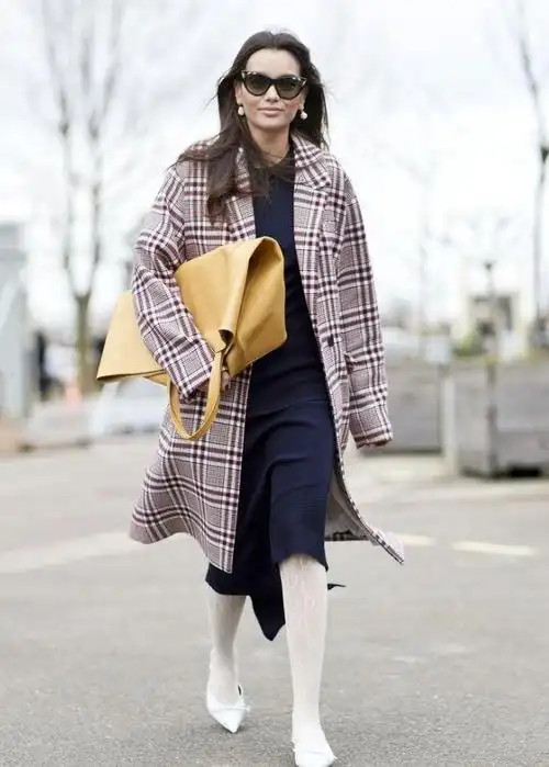 这才是40岁女人该有的冬季穿搭:大衣 过膝裙,优雅减龄又高级