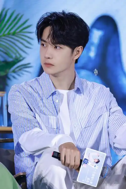 王一博条纹蓝衬衫造型##王一博蓝色条纹衬衫