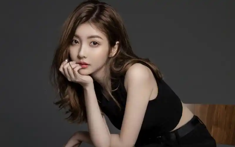 金发美女性感高清桌面壁纸