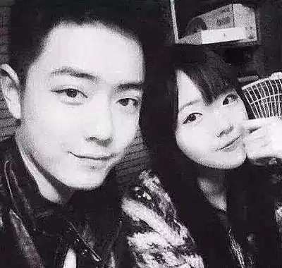 话说小编在看到肖战学生时代这些照片的时候,也是被他的笑容暖到了,不