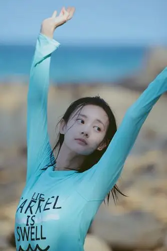 李一桐海岛度假照素颜少女感爆棚惹人大赞