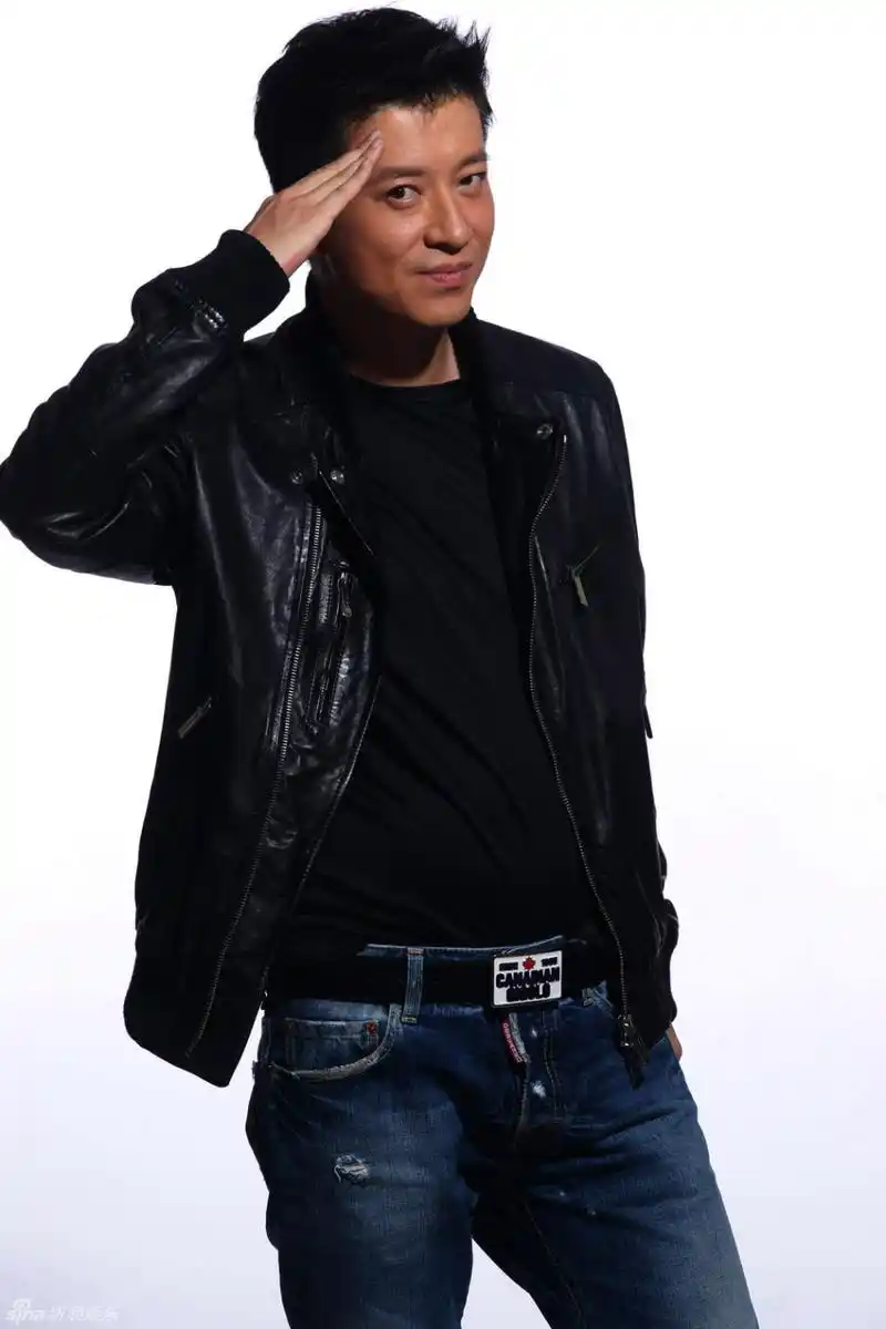 张衣全新写真彰显男性魅力