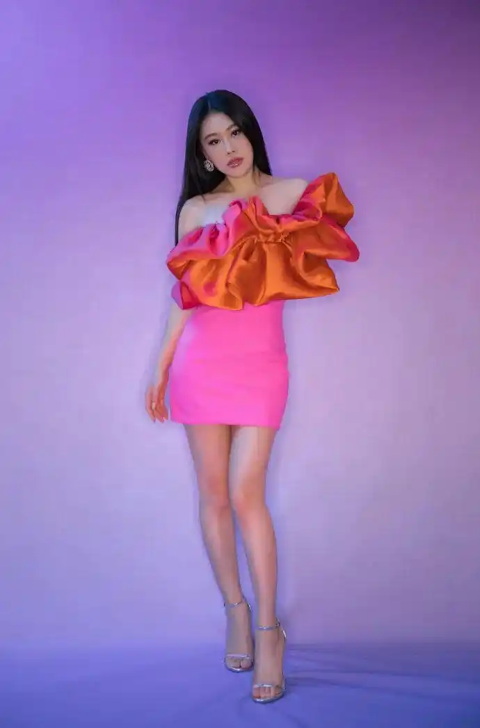 原创袁娅维这样的微胖女人谁不爱?穿金色吊带短裙,丰腴多姿迷人极了