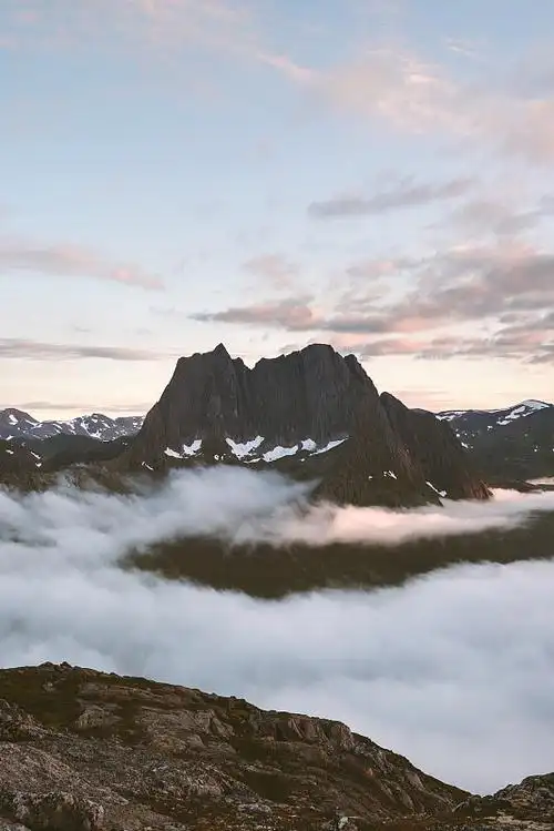 日落黄昏的山和云景观在挪威森加群岛的自然山景风景图片下载