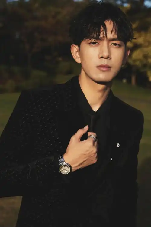 李现深夜秀腹肌照网友他32岁却依然少年感十足