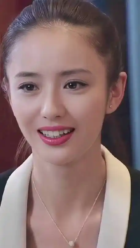 小虎牙也很美!# 佟丽娅