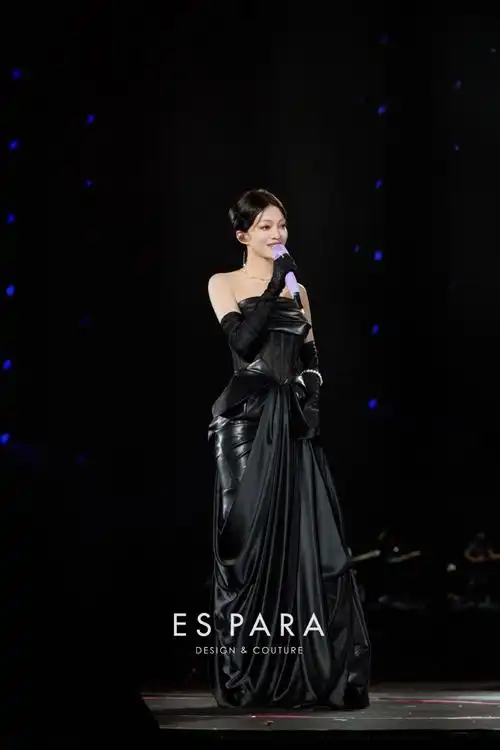 出镜礼服:【魅影】  #张韶涵演唱会舞台照##张韶涵演唱会#张韶涵超话