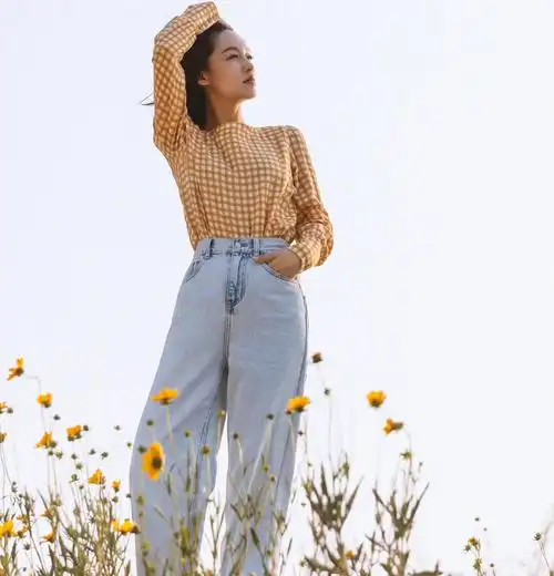 李沁机场穿搭做出最佳示范,简单中充满高级感