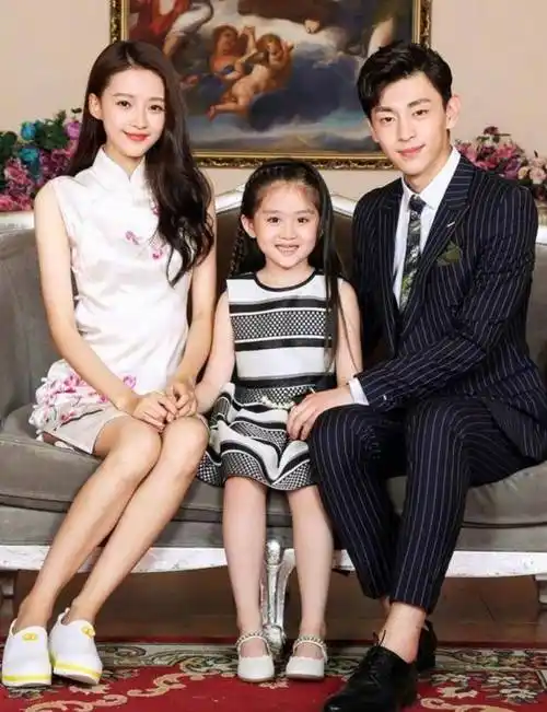 不信这是孙怡女儿"乐童",10岁穿"牛奶袜",还巨显腿长_王亭文_造型