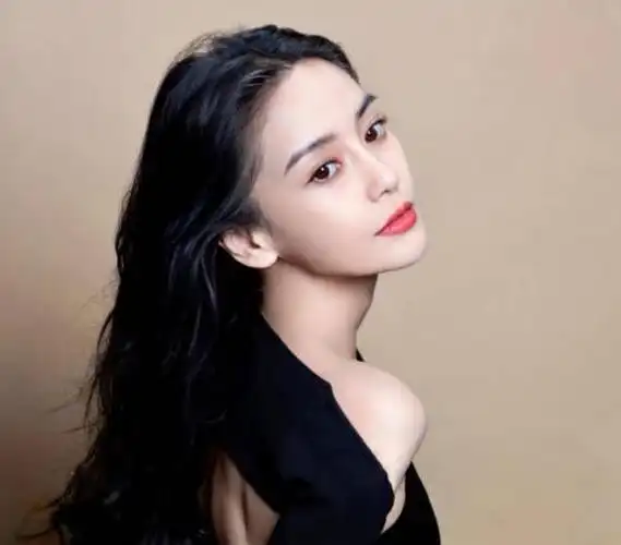 在这组照片中,angelababy小秀香肩锁骨线条好绝,双手捧脸看起来娇嫩似