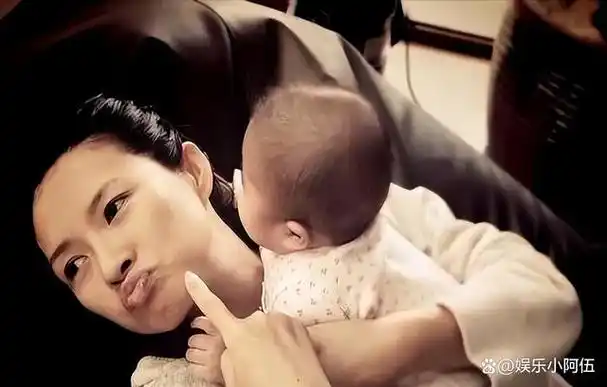 两人宣布离婚时,他们的二胎儿子还不到三岁.