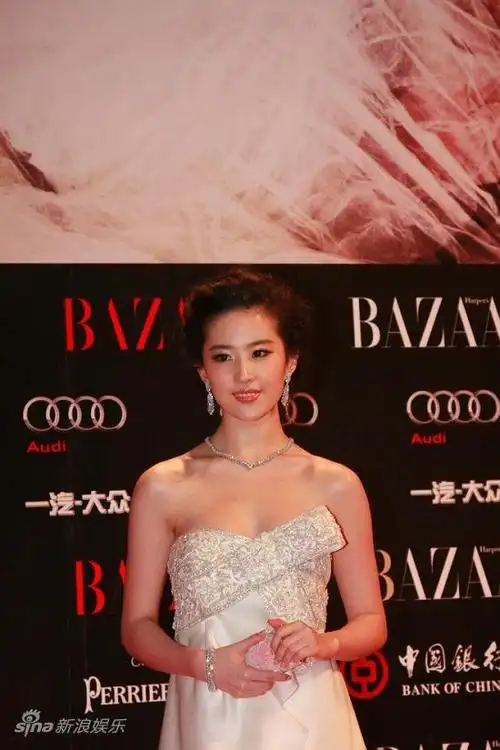 图文bazaar明星慈善夜红毯刘亦菲端庄典雅