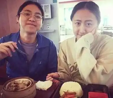 他不光是《时尚芭莎》的总编辑,他还是圈内著名民谣歌手陈粒的前男友.