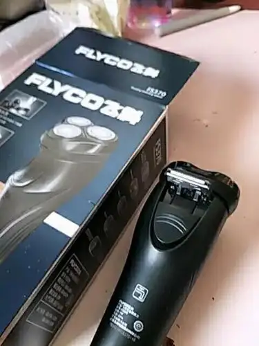 飞科(flyco)电动剃须刀 fs373 全身水洗旋转三刀头浮动电动男士充电