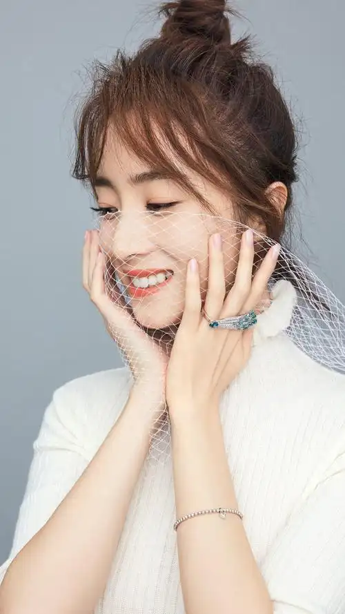 笑容满面的胡冰卿