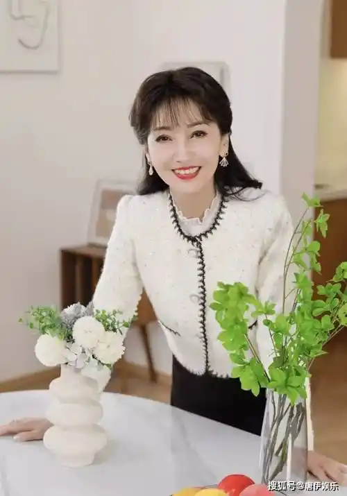 赵雅芝70岁仍优雅,居家照曝光,笑容满面状态佳_生活_网友_照片