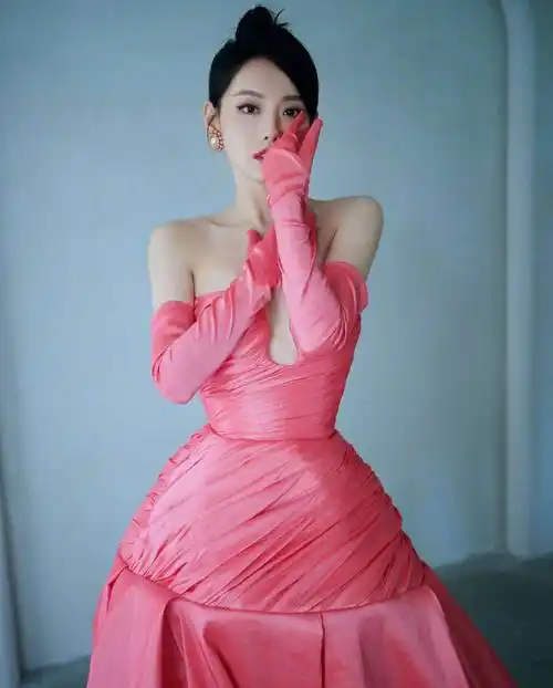 张嘉倪红色抹胸连衣裙优雅时尚写真_造型_整体_大气