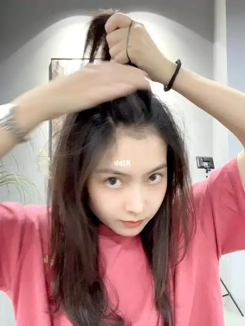 马尾前先扎起一小撮头发,不要小看它,它可以让头顶的头发蓬松饱满起来