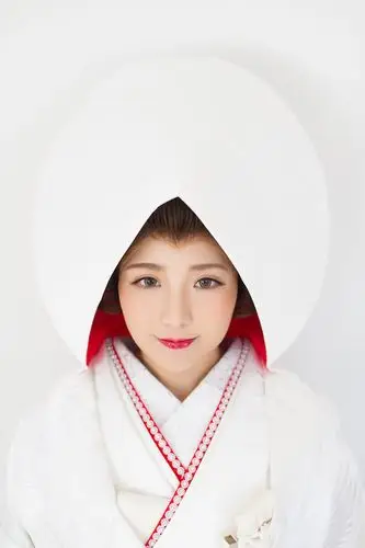 我个人还是偏重喜欢於传统的和式婚礼,白无垢 绵帽子(或是角隠し)