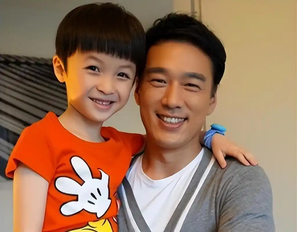 王耀庆为了省房租娶房东女儿,20年无绯闻,如今一家四口其乐融融