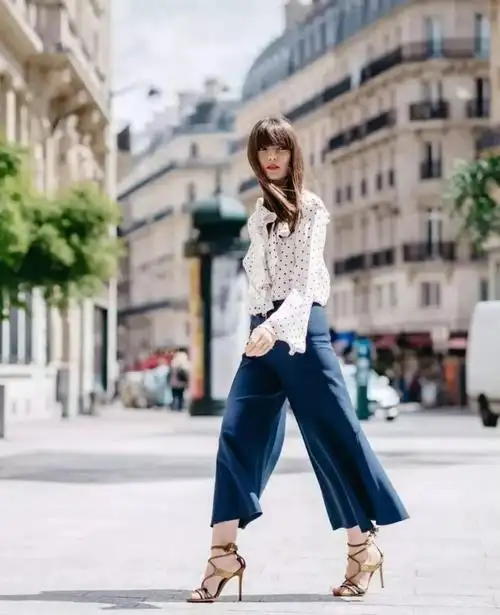 穿阔腿裤搭配鞋子有讲究?平底鞋休闲减龄,高跟鞋优雅显气质