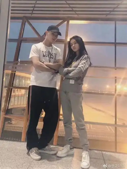 许凯一开始没有正面回应,只是发了张自己睡着另一款床单的照片