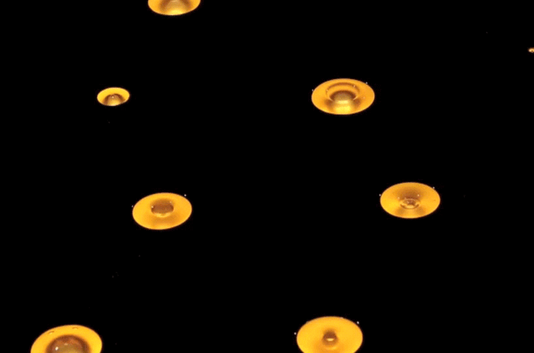 他们把粘稠的物质填充在陶瓷容器里面,顶部是黑色硅油薄膜,底部是 led