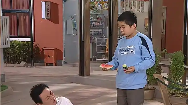 家有儿女4:璐璐乱扔瓜皮,害路人摔跤,小雨躺枪太惨了