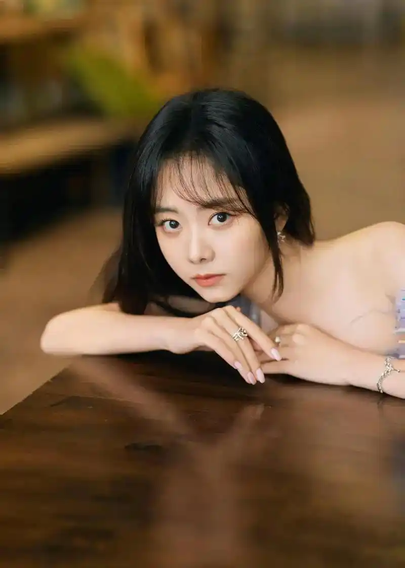 谭松韵长发飘飘,气质清新优雅