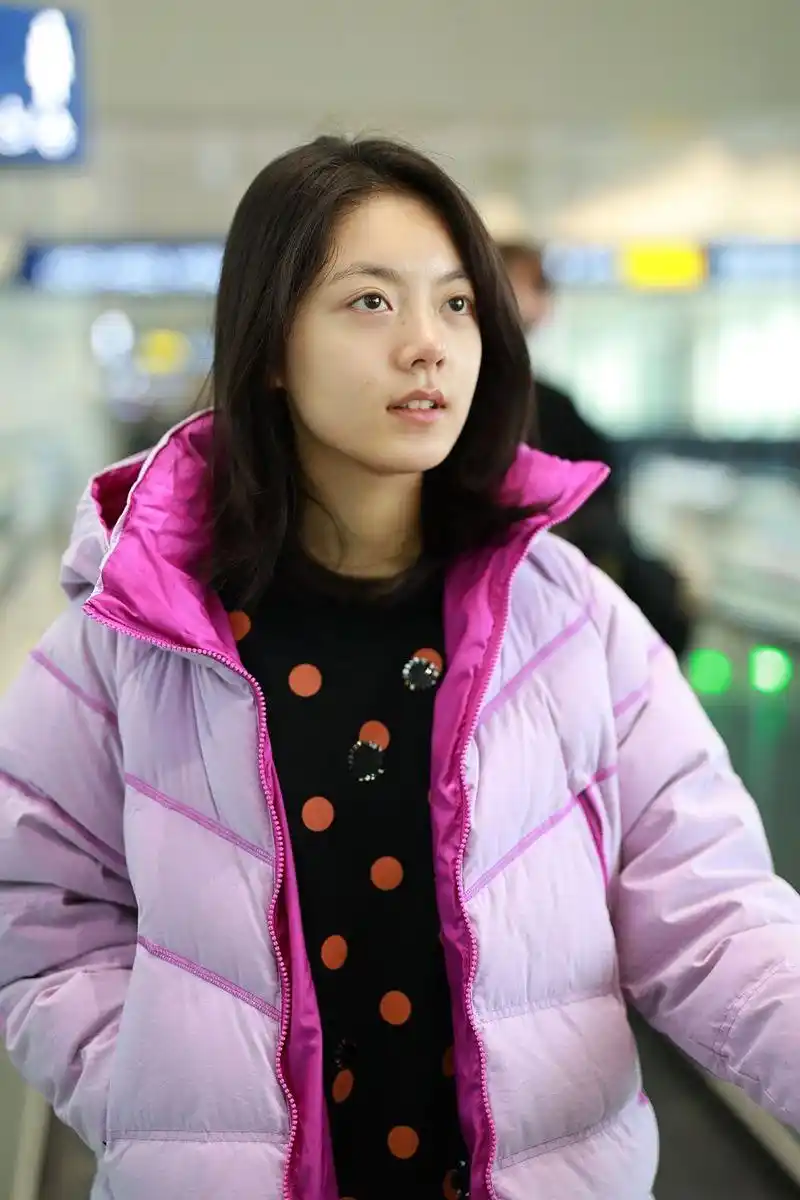 素颜的赵今麦,颜值依旧在线!只不过她的衣品,有待提高[左捂脸]!