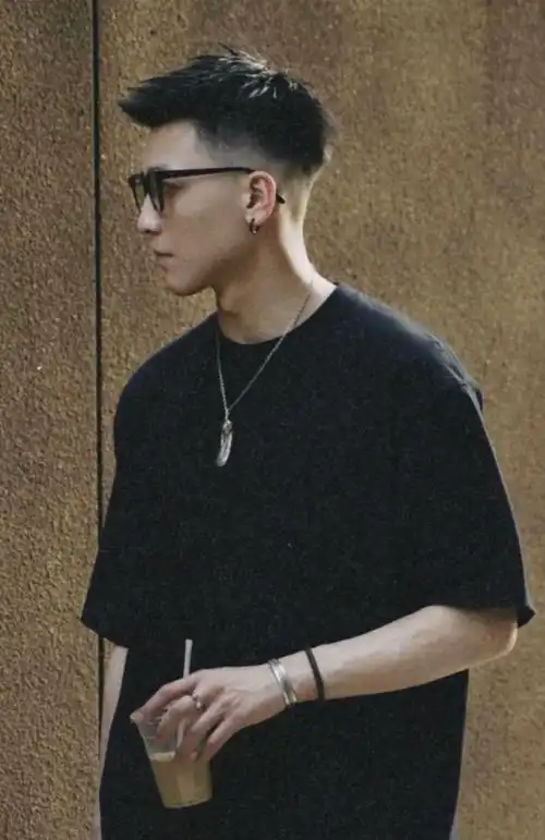 那一定是:1·碎发短发碎剪的刘海打造韩式的自然短发,将长脸塑造出