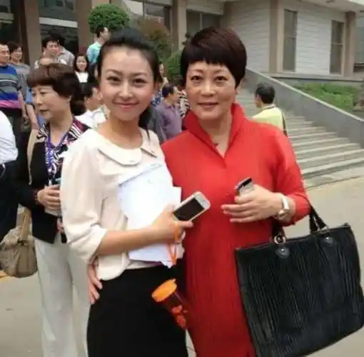 杨蕾丈夫出轨侯耀文妻子让她10年不敢出门郭德纲写段子报复