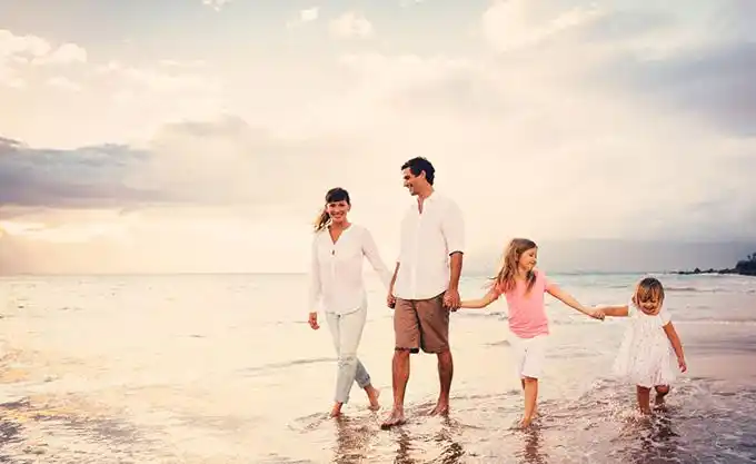 四口高清摄影图片漫步在美丽的沙滩上高清图片一家人海滩晚霞夕阳笑容