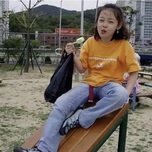 崔雪莉可爱童年照,从小就很有气质,纯天然的她颜值太高了!