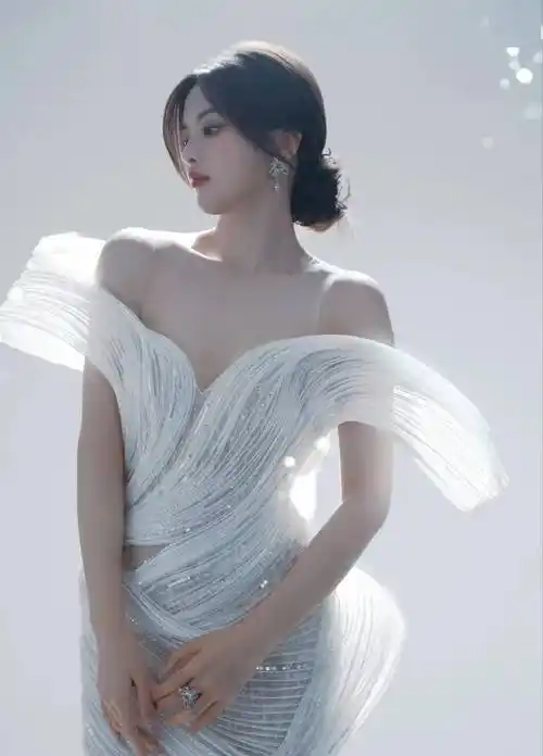 关晓彤是老赖?杨颖搭上胖冰?杨超越又红了?_该公司_热度_时候