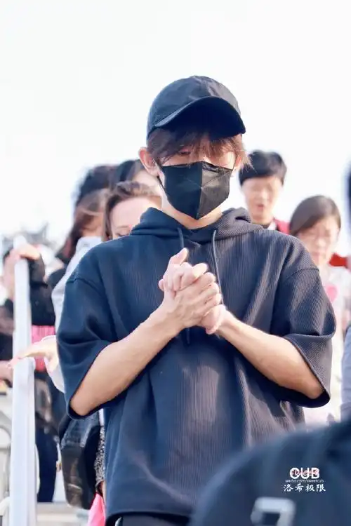 易烊千玺 米兰时装周##易烊千玺机场##易烊千玺也吃