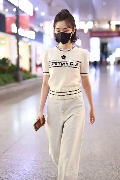 毛晓彤现身机场高腰裤搭配短上衣显得身高腿长