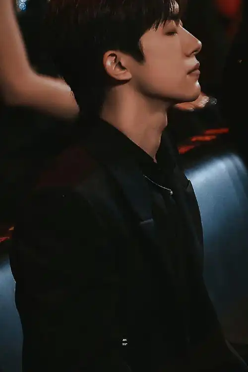 四和四的喉结@tfboys-易烊千玺#易烊千玺北京##四字 易烊千玺 yyqx 四